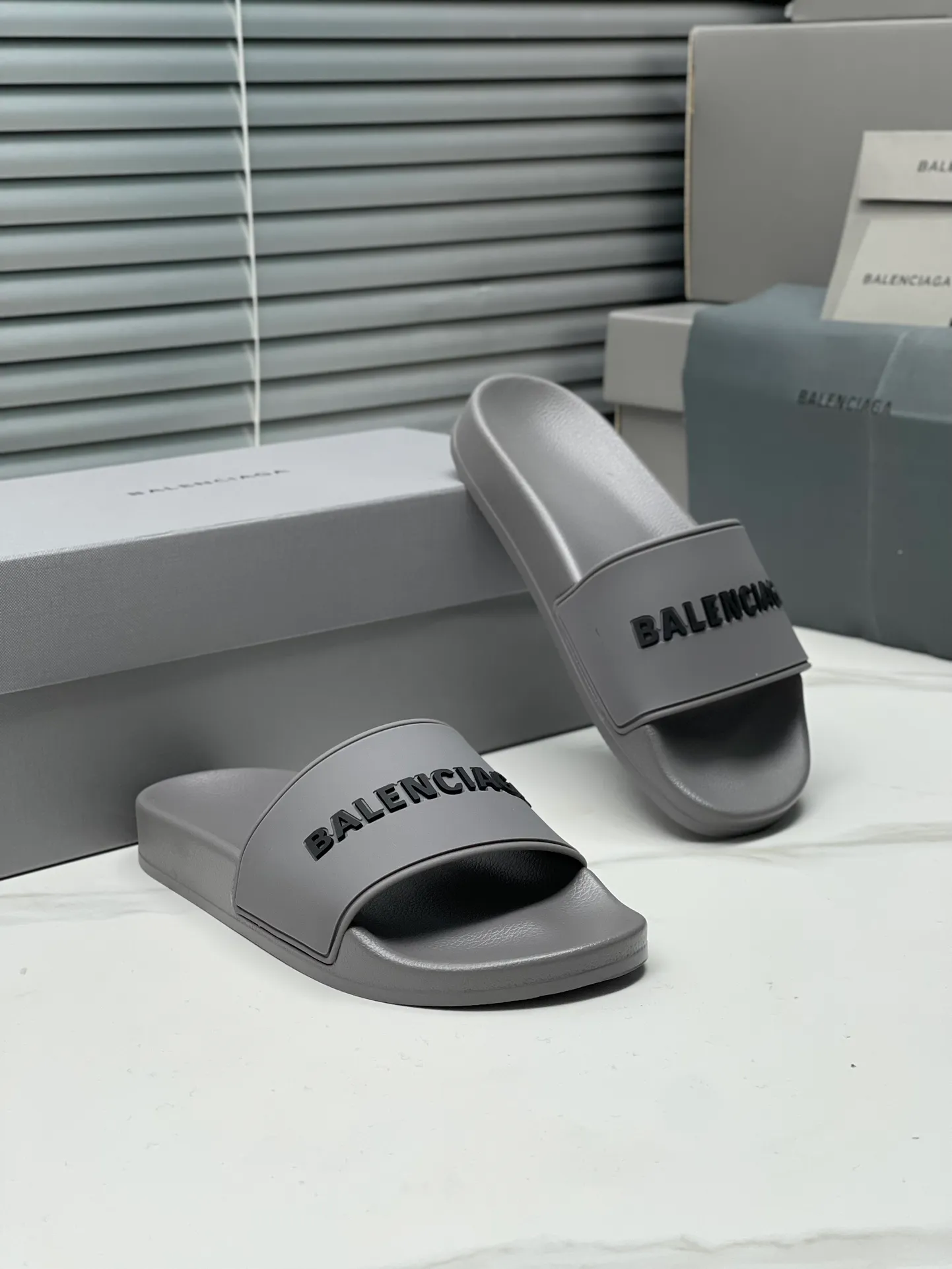 👟👟Ex-factory price 240👟👟 Women's Shoes Women's Clothing Balenciaga 2023 trendy slippers!  Balenciaga Political Campaign Latest Abrasive Development!  A favorite of European and American ladies, celebrities, and Internet celebrity girls. Exquisite uppers are hand-sewn and threaded. They are fluffy and soft, skin-friendly and soft, a must-have for summer. Fashionable but not overly ostentatious. Original natural rubber non-slip and wear-resistant sole. Size 35-40, 39-45 matching counter latest original packaging.